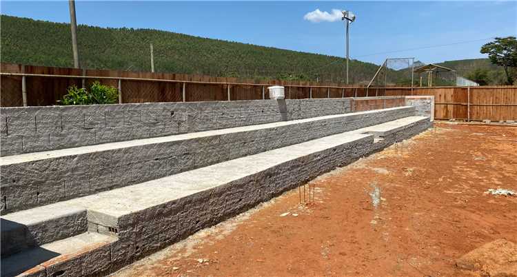 Obras de construção da quadra poliesportiva da Escola Laélio Bento Pereira avançam